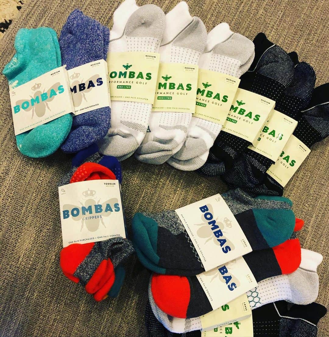 のインスタグラム：「Thanks @bombas for socks for the whole fam!!! 👣🥰🥰 people treat yo self!!」