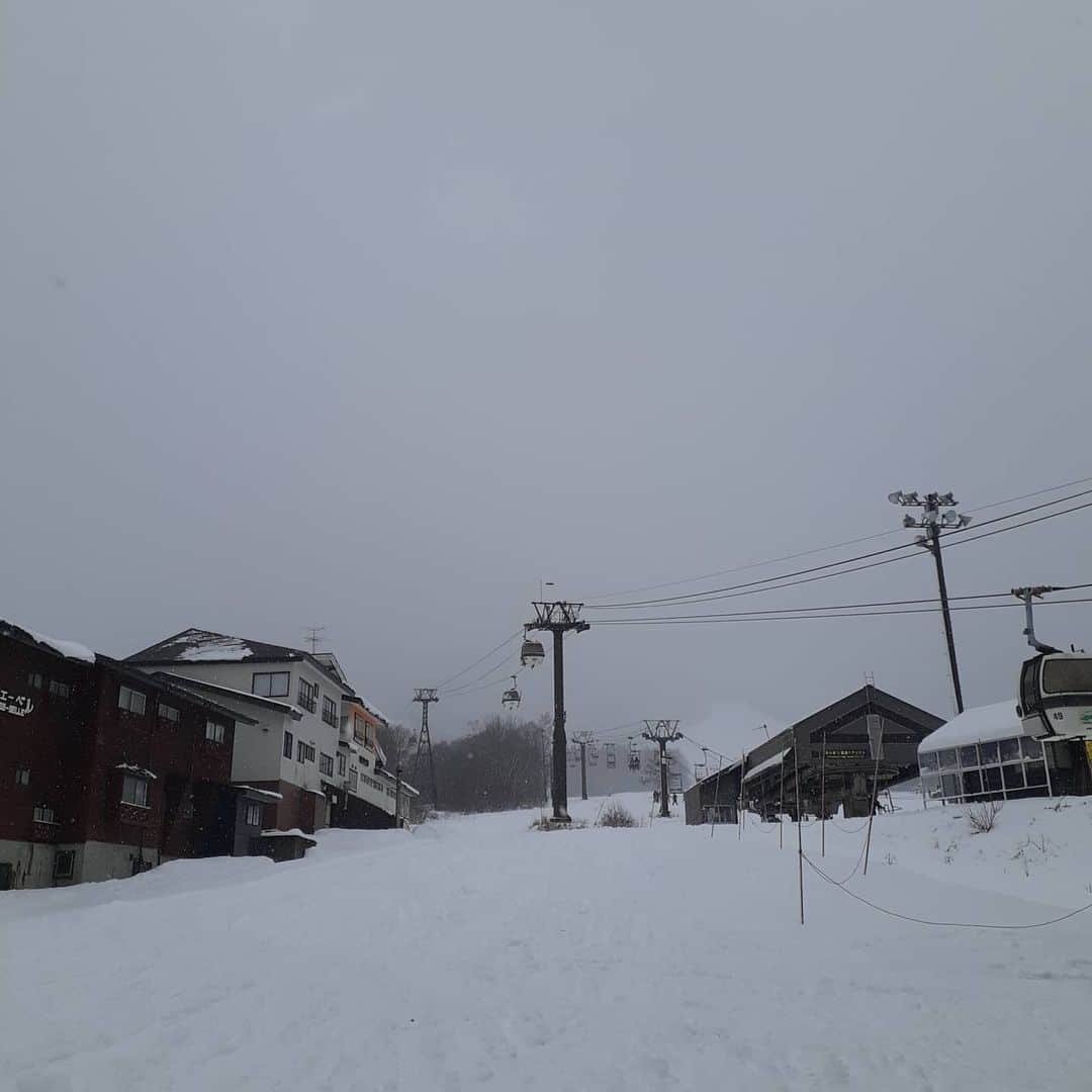 栂池高原スキー場さんのインスタグラム写真 - (栂池高原スキー場Instagram)「おはようございます！TGK早朝レポートです！天候曇り、 気温-1.5℃、風速9m、積雪140㎝です！ 久々、降ってます‼️ #tsugaikekogen #japow」1月28日 9時09分 - tsugaike_kogen