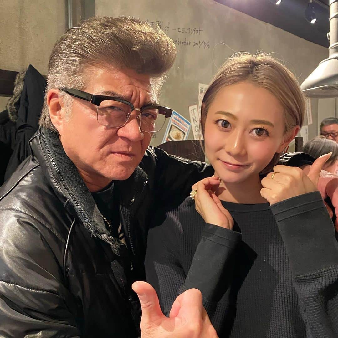 Mika Jimboさんのインスタグラム写真 - (Mika JimboInstagram)「やばい、、大興奮してしまった🥺❤️. . 一七三に小沢仁志さん😭❤️. . 髪の色同じ😭😭😭❤️. . . ぶちあがる😭❤️. . 写真撮ってくださいとかゆったことないのに、店長が言ってくれて写真撮ってくれた🙇‍♀️. . 優しいし手、おっきかった☺️. . 一七三はテレビに出てる人たくさん来すぎてて日常化してるけど、小沢さんあがる😳❤️. . . #照れすぎてポーズおかしい #奇跡の髪色リンク#小沢仁志#焼肉一七三#恵比寿#恵比寿焼肉#恵比寿グルメ#ebisu#恵比寿ディナー #今期1テンションあがった」1月28日 9時20分 - mikajimbox