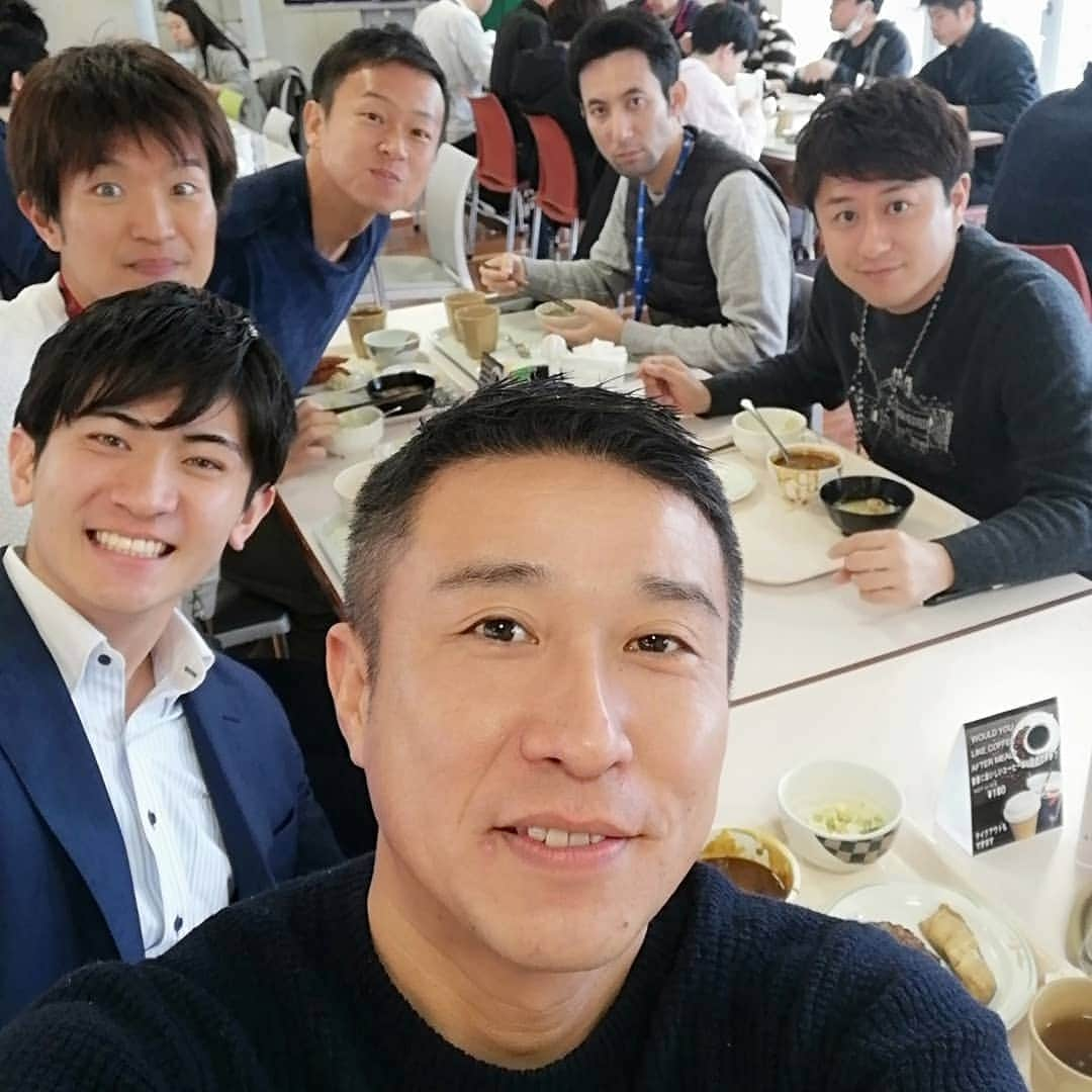 佐藤裕二さんのインスタグラム写真 - (佐藤裕二Instagram)「#今朝 のドデスカ！後の#朝食 は男祭り！今週のナレーションは堂野くんと伊豆蔵くんが担当しています。 よろしくお願いします。  #徳ちゃん と#上坂くん と#なぐもぐもぐ も後からきました。  #堂野浩久 #伊豆蔵将太  #ナレーション #ドデスカ  #朝ごはん #ブレックファースト  #山田修作 3#竹田基起#謎の男  #徳重杏奈 #上坂嵩 #南雲穂波  #佐藤裕二  #ドデスカファミリー」1月28日 9時27分 - karaage_satou