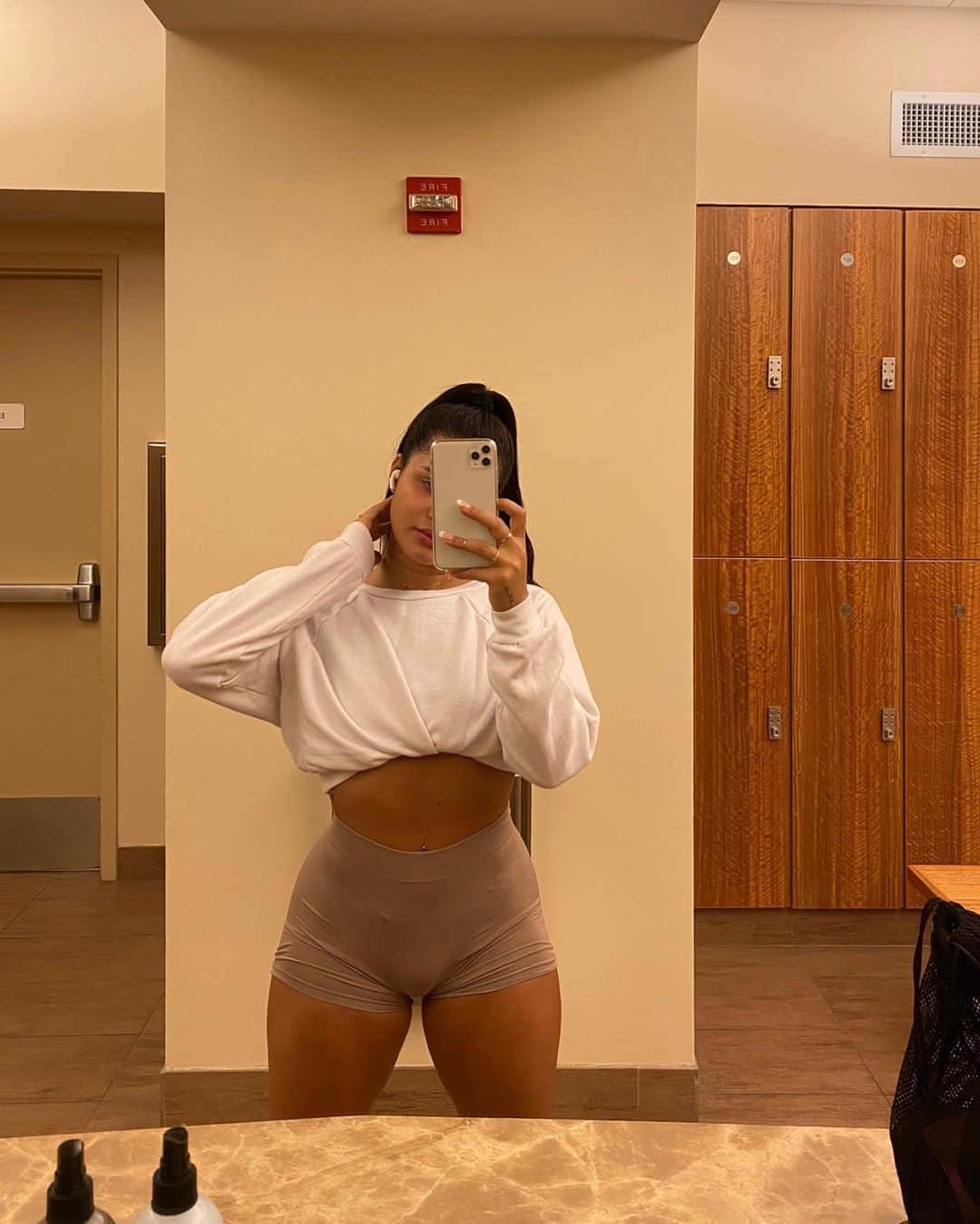 Katya Elise Henryさんのインスタグラム写真 - (Katya Elise HenryInstagram)「Thighs as big as my dreams 😏 MONDAY ⚡️ Today marks the official start date of the @workouts_by_katya THICC challenge 😝 girls I wanna know... HOW WAS YOUR FIRST DAY?! Tell me tell me!!! This has been the biggest challenge to date! I am so proud of those who decided to start something new for the new year, and get that dream bod. Im doin it with ya 😁 I won’t be home till tomorrow, so I will be starting a day or 2 late but it ain’t no thaaaang 😌 ill catch right up as always! I. Am. So. Excited. To. Get. These. Gains. Thicc babies. LETS GO 💜✨💪🏽🍑」1月28日 9時28分 - katyaelisehenry