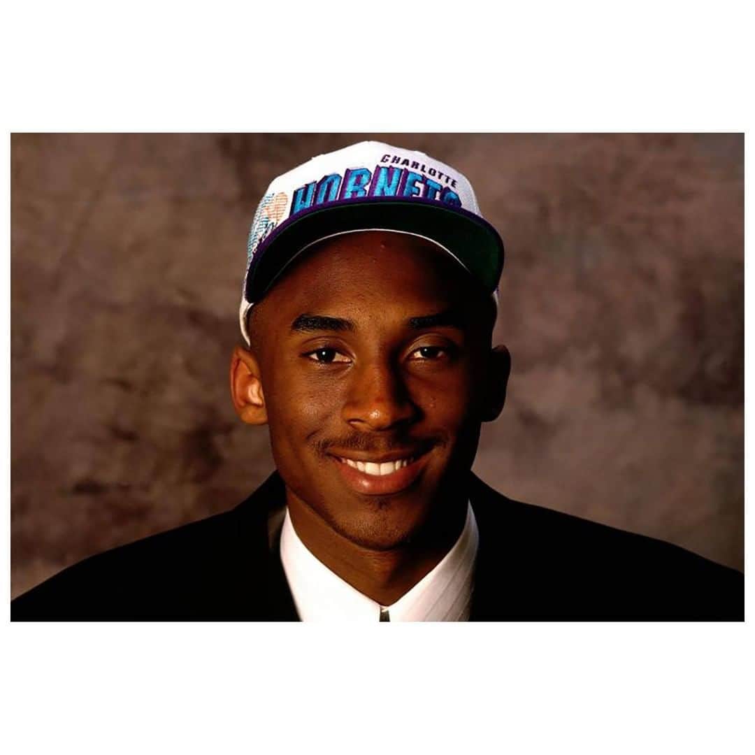 Nice Kicksさんのインスタグラム写真 - (Nice KicksInstagram)「#24for24 - Kobe Bryant was a Los Angeles Lakers icon for a generation, but things could have gone very differently on his draft day on June 26, 1996. The Charlotte Hornets selected Kobe with the 13th pick but immediately traded him to the Lakers in exchange for center Vlade Divac. Kobe's agent Arn Tellem and then-Lakers general manager Jerry West worked to limit Kobe's pre-draft workouts and even floated rumors around to make the future legend seem undesirable to other teams to draft. A few weeks after the trade for Kobe, the Lakers made an off-season free-agent signing to bring Shaq to Los Angeles that laid the groundwork for an incredible run.」1月28日 0時30分 - nicekicks