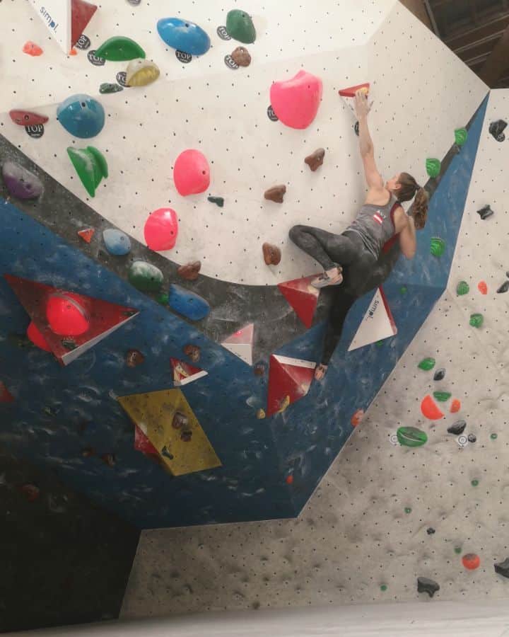 ハンナ・シューベルトのインスタグラム：「Cool but long & exhausting bloc from a team training session @bergstation_kletterzentrum today😊👏 . 🎥: @julia_fiser」