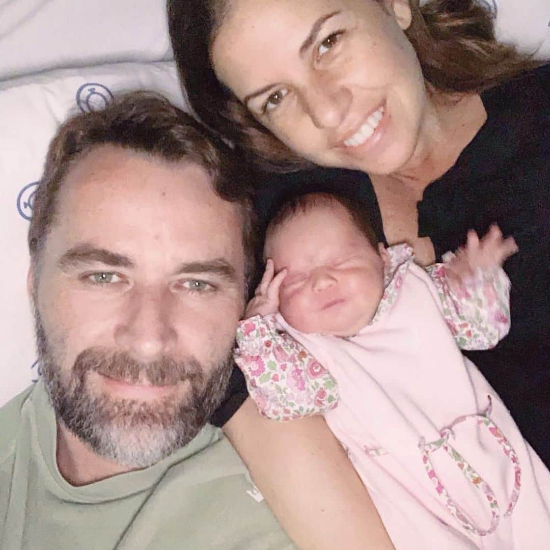 Eliana Michaelichin Bezerraのインスタグラム：「Sabe quando uma amiga, que vc tem carinho e admiração, realiza o sonho de encontrar um companheiro especial e esse amor gera um fruto lindo e vc fica tão feliz como se fosse com vc?! Então @chefmorenaleite e Július  quando vi esta imagem sorri sozinha, meu coração vibrou de alegria e amor. Parabéns pela conquista . Tenho certeza que a Manu deve estar orgulhosa pela chegada da irmã. Bem vinda Júlia! Sua família é um barato, vc vai curtir! God bless you.」