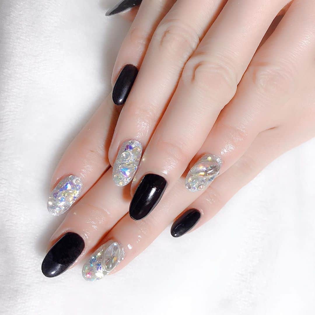 なかやまちえこのインスタグラム：「BLACK and silver PREGELミューズ マザーズブラック シルバーはラメ3種mixとストーン #ネイル #أظافر #美甲 #gelnails #ジェルネイル #ネイルアート #naijart #blacknails #silvernails」