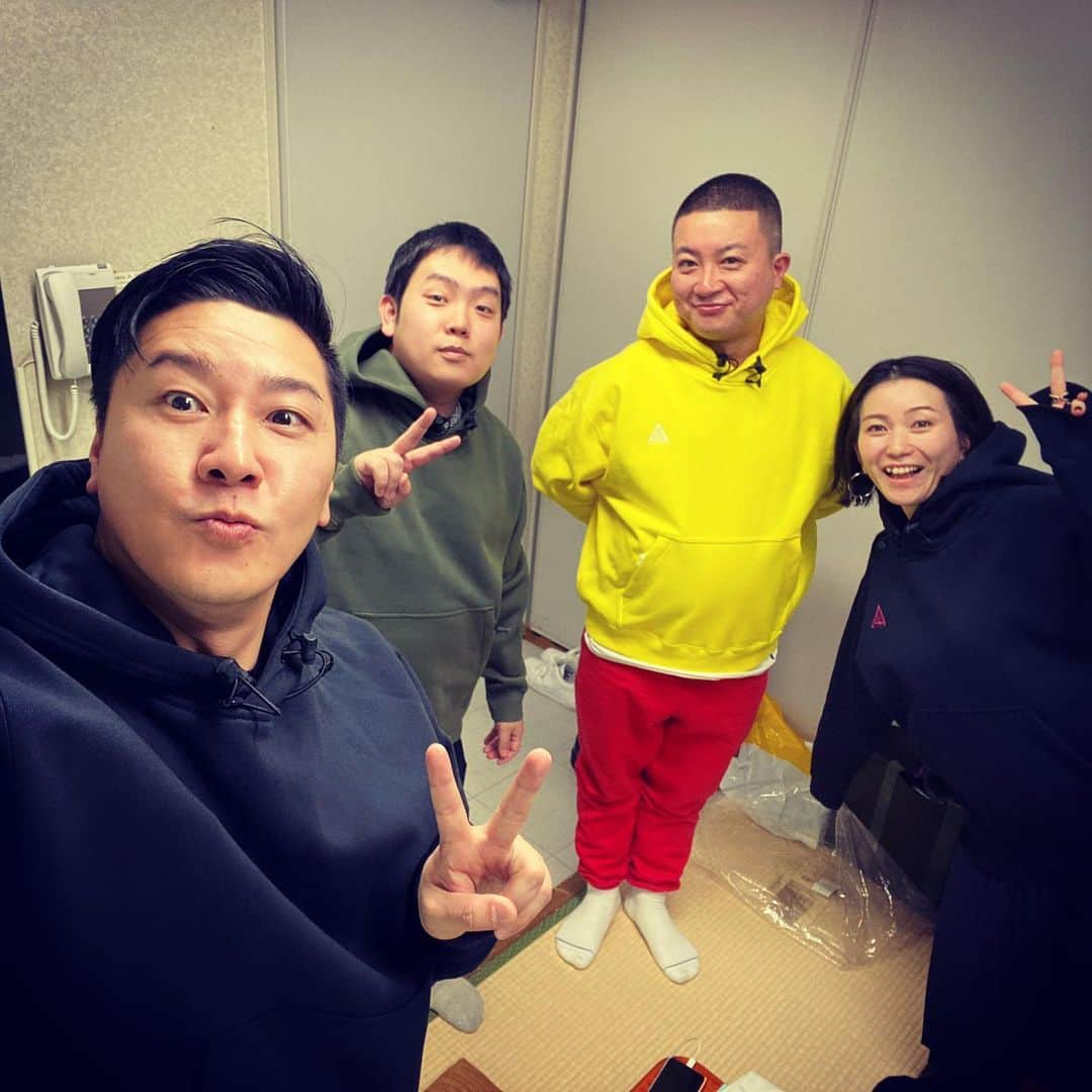 長田庄平のインスタグラム：「40歳になりました、、 とうとうと言った感じ  相方がマネージャーとスタイリストさん自分と4人分お揃いのパーカーを買ってくれました。＋ナイキの靴と  今のところそれなりに良い人生です。  #40歳 #生きてた #さてここからどうしよか #チョコレートプラネット」