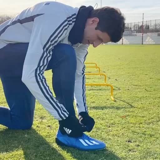 トーマス・ミュラーのインスタグラム：「Football can be that simple! 😀👍🏼⚽️ Full speed with my new #X19! #esmuellert #createdwithadidas @adidas_de @adidasfootball」