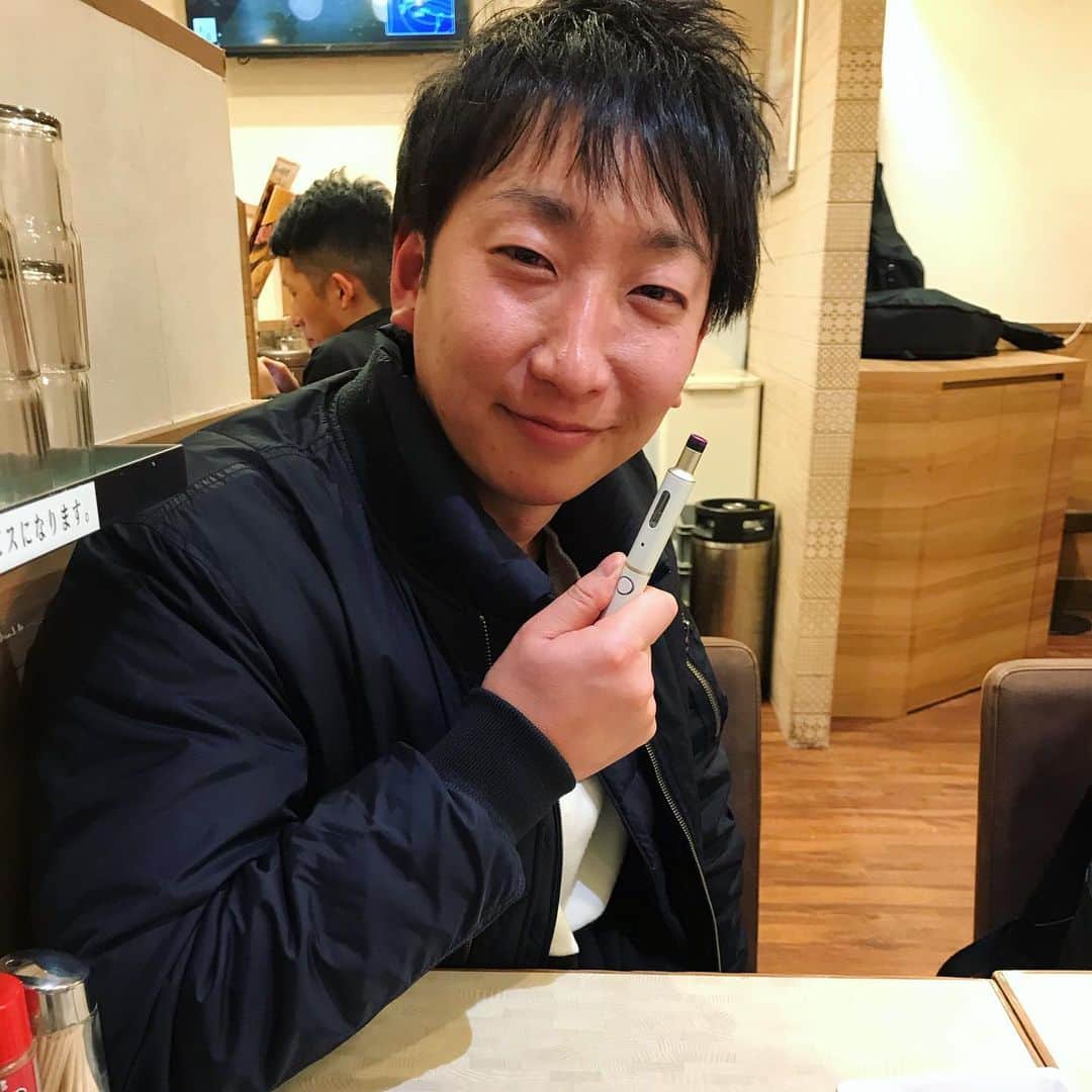 畠中悠のインスタグラム：「新宿でのライブが終わって帰ろうと思ったら、フィリピンパブから出てきたてホヤホヤのくらげの杉と出会った！ 少しだけ一緒に呑んで、杉はこれから一人でロシアンパブに行くらしい！ 電車を待つ夜更けのホーム。雨が雪に変わった。夜空をゆっくりと降りてくる白い物体はまるで、フィリピンからロシア。世界中の海を漂うくらげのようだった。 #くらげ #くらげ杉 #山下達郎 #くらげのようでは無かった #全然違った」