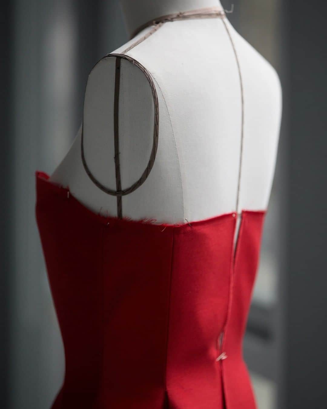 クリスチャンディオールさんのインスタグラム写真 - (クリスチャンディオールInstagram)「Lighting up the red carpet, actress @NataliePortman wore a #DiorFall20 red wool and silk bustier dress by @MariaGraziaChiuri to accept the SOC's Governors Award in LA. Swipe to see the piece coming to life in the Dior Ateliers - a lesson in #DiorSavoirFaire.  #StarsinDior」1月28日 1時29分 - dior