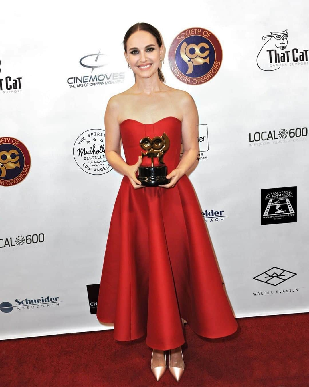 クリスチャンディオールさんのインスタグラム写真 - (クリスチャンディオールInstagram)「Lighting up the red carpet, actress @NataliePortman wore a #DiorFall20 red wool and silk bustier dress by @MariaGraziaChiuri to accept the SOC's Governors Award in LA. Swipe to see the piece coming to life in the Dior Ateliers - a lesson in #DiorSavoirFaire.  #StarsinDior」1月28日 1時29分 - dior