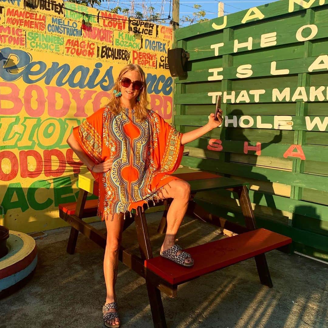 ナネットレポーのインスタグラム：「Caught mid selfie! ☀️🇯🇲」