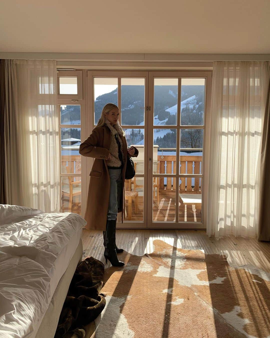 レオニー・ハンネさんのインスタグラム写真 - (レオニー・ハンネInstagram)「What a beautiful weekend in the snow with my @tommyhilfiger fam. 🏔 Anzeige/Ad Two magical days with #TommyHilfiger attending the Hahnenkamm Race, seeing @thomasjhilfiger race for the good cause and celebrating at the Kitz Race Gala. 🥰 #Hahnenkamm #kitzbühel」1月28日 1時33分 - leoniehanne