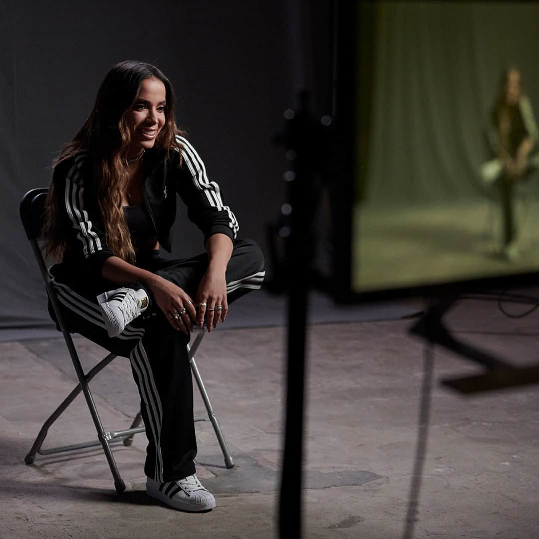 euanittaさんのインスタグラム写真 - (euanittaInstagram)「Ningué m pode fazer tudo sozinha, né? Obrigada equipe / Detrás de cada persona hay un gran equipo. Gracias a todos / My team, thanks for all  @adidasoriginals @adidasbrasil #adidasSUPERSTAR #ChangeIsATeamSport」1月28日 1時35分 - anitta