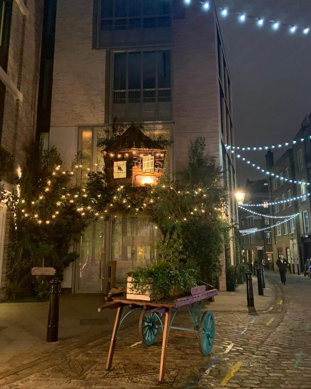 DOMINIQUE ANSEL BAKERYさんのインスタグラム写真 - (DOMINIQUE ANSEL BAKERYInstagram)「Counting down to when we open our doors at @DominiqueAnselTreehouse in just under 2 weeks. Here’s a look at our new home on Floral Street in Covent Garden, where behind those doors inside our two-story treehouse, we’ll serve an all-day cafe menu that showcases time-honored pastry techniques (think pastas, puff pastry, fresh breads, savory tarts, classics like vol-au-vent and pithiviers) along with a takeaway bakery counter for pastries and coffee. It’s all coming together now. #DominiqueAnselTreehouse 🇬🇧🏡🌳」1月28日 1時44分 - dominiqueansel