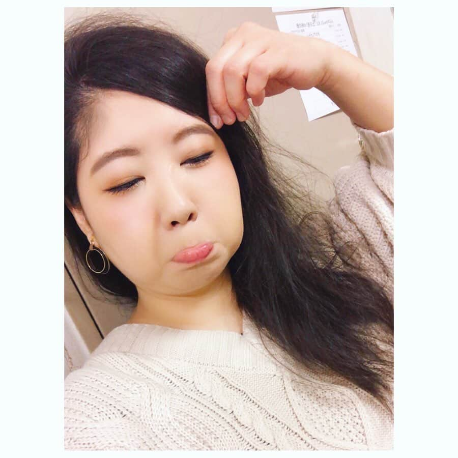 馬場園梓さんのインスタグラム写真 - (馬場園梓Instagram)「へい♪  先日ようやく 伸びに伸びきった むさ苦しい髪の毛を取り払ってきました  ものすごくさっぱり！  どれぐらい切ったんですか？ なんて聞いてくださる方がいるもんですから ルン♪  させていただきます  そうですね、 だいたいお茄子一本分ぐらいの長さは切りましたかね🍆  玉ねぎだったら二個分ね  お薬手帳なら一冊半ぐらいね  ありがとうさようなら髪の毛  毎日楽ちん！  ですので  ルン♪  #yeah #happy #lucky #nice #ヘアカット #お茄子 #一本分 #球体 #ご機嫌 #楽ちん #ルン♪」1月28日 1時44分 - babazonoazusa