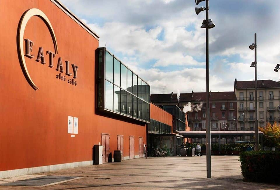 Eataly Brasilさんのインスタグラム写真 - (Eataly BrasilInstagram)「Buon compleanno, Eataly! Hoje a 1ª unidade do Eataly no mundo, localizada em Torino, na Itália, completa 13 anos. . . . São muitos anos de muito amor pela verdadeira gastronomia italiana, com milhares de pratos, eventos especiais, aulas com grandes chefs e muito mais. No Eataly, entendemos que comida também é arte e sempre valorizamos os produtos artesanais; que a culinária une as pessoas e boas histórias são sempre divididas ao redor da mesa; e prezamos sempre pela qualidade do que entregamos diariamente aos nossos clientes. Atualmente, são 40 unidades espalhadas pelo mundo - inclusive em São Paulo! Quem diria que essa família cresceria tão rápido, não é mesmo? Auguri! #EatalySP #SouEatalyano」1月28日 1時48分 - eatalybr