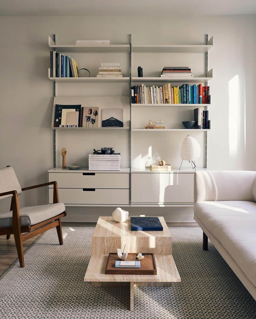アリス・ガオのインスタグラム：「i wanted a super muted monotone color palette for this apartment - greys, beiges, creams. this @bensoleimani rug hits the mark and helps me bring a wee bit of pattern in here 😌」
