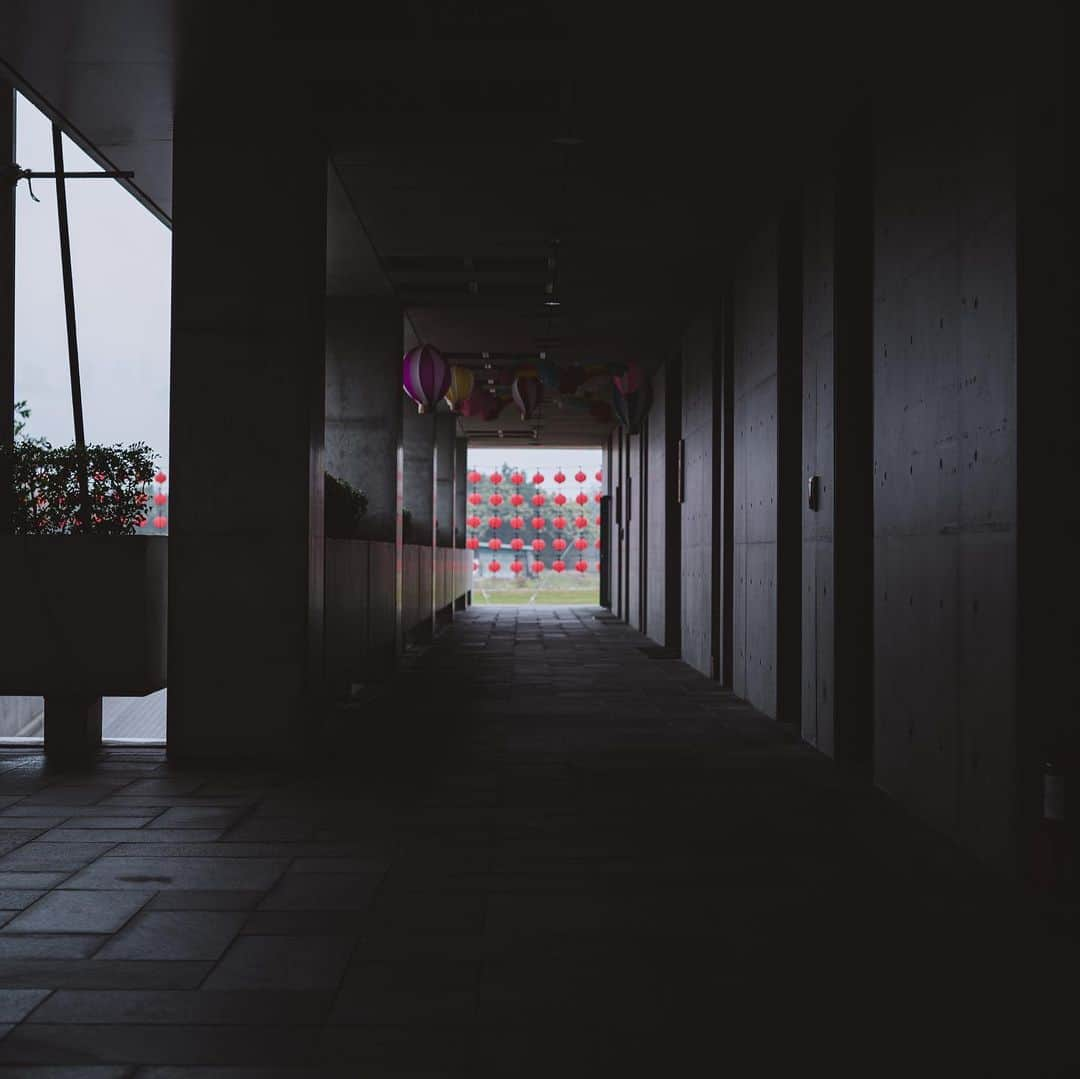 市川渚さんのインスタグラム写真 - (市川渚Instagram)「Beautiful Monastery.﻿ ﻿ ﻿ ﻿ 週末から風邪ひいて2.5日ほど寝込んでしまい色々なことが滞ってしまった……のだけれど、台北旅行記も少しずつnoteの方で書いてます🇹🇼﻿ ﻿ https://note.com/nagiko/﻿ ﻿ 写真は台北の北部、北投にある寺院、法鼓山 農禪寺。コンクリ打ちっぱなしの美術館のように美しい建築で、最近は台湾っ子の間でも撮影スポットとして有名なのだとか。﻿ ﻿ ﻿ ﻿ ﻿#travelabroad#taipeitravel#旅#taiwantrip #taiwantravel#台北旅行#photolog#taipeitrip#台湾旅行#台北観光#taipei#台湾観光#農禅寺#法鼓山農禪寺#農禪寺#sonya7iii#sonyalpha#a7iii#batis240#zeissbatis」1月28日 2時05分 - nagiko