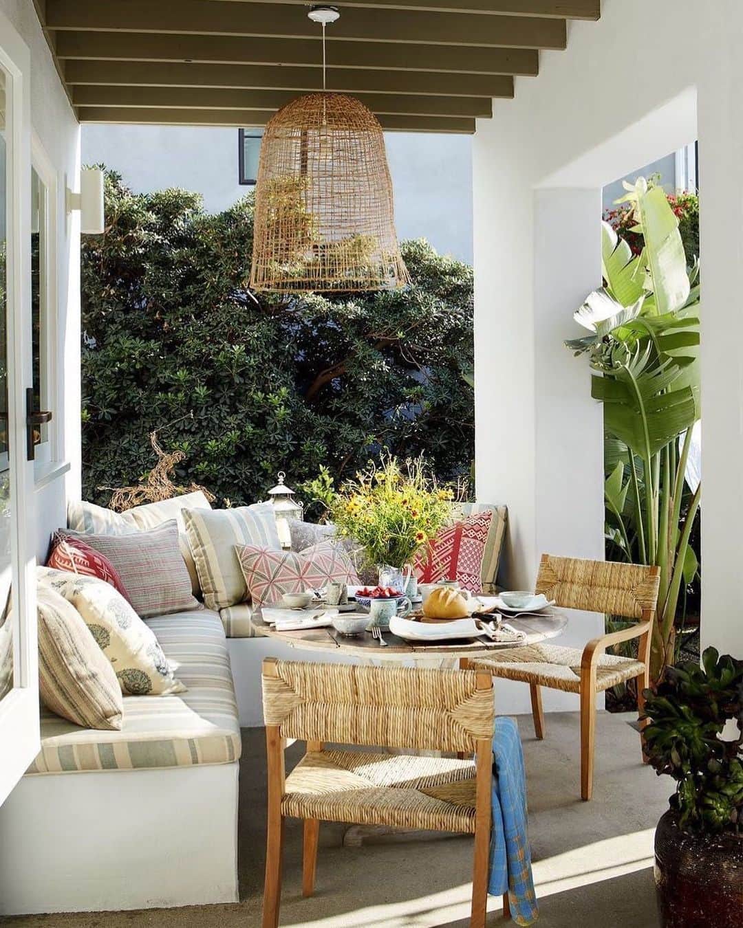 ELLE DECORさんのインスタグラム写真 - (ELLE DECORInstagram)「@kathrynmireland's bohemian lounge leaves us dreaming of summer days spent outdoors. Here, the built-in stucco sectional is topped with cushions in a custom Kathryn M. Ireland outdoor fabric. The table is from her French Finds collection, and the chairs are by Consort.  Link in bio for the full tour, from the ED archive. Photo: @trevortondro」1月28日 2時06分 - elledecor