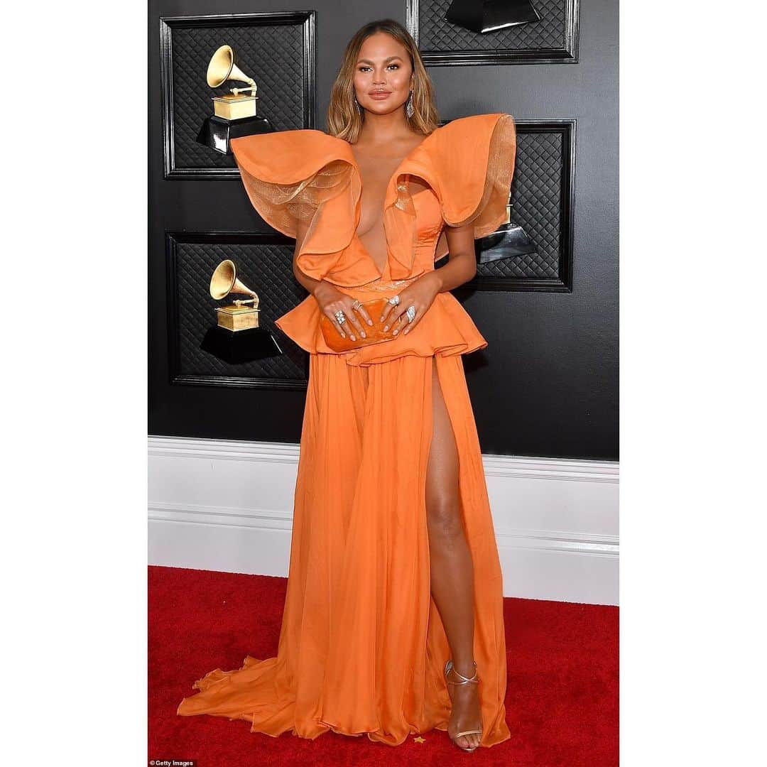 JEN ATKINさんのインスタグラム写真 - (JEN ATKINInstagram)「My friends looked real cute at the Grammys 🧡 @chrissyteigen x styled by @monicarosestyle makeup by @kristinestuddmakeup hair by me x my assistants x @dysonhair x @theouai photos by @invisionagency / @gettyimages」1月28日 2時09分 - jenatkinhair