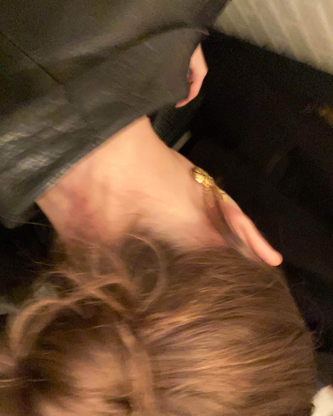 シアラ・ブラヴォのインスタグラム：「checking my bun in a bar bathroom was a huge success!  thank you.  xoxo, queen of mild eczema」
