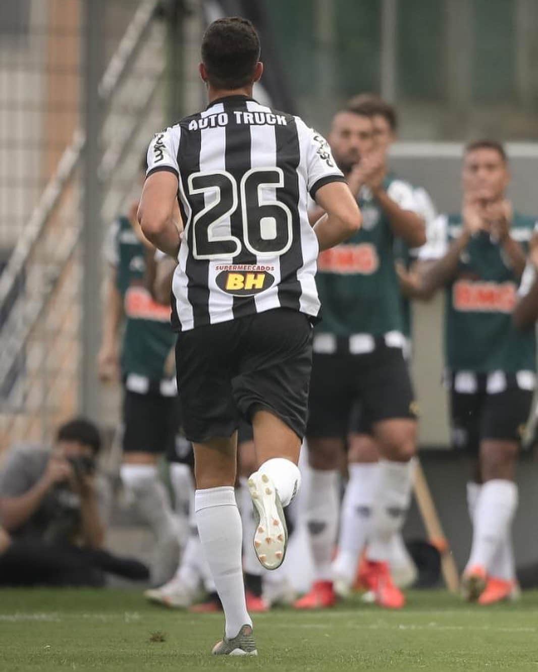 のインスタグラム：「Não somos apenas 11 em campo. Somos um grupo forte em busca dos mesmos objetivos! 🐔⚫️⚪️」