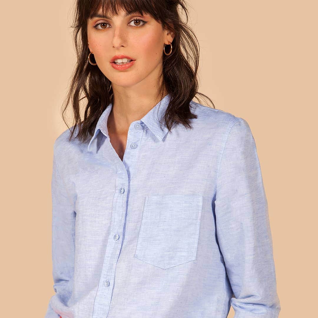 ベンシモンのインスタグラム：「AVANT-PREMIERE ✨ Direction le soleil avec nos premières pièces de l'été ! ☀️ ​Codes masculins féminins et coton italien, patience, notre chemise intemporelle Azalée arrive très bientôt sur le site ! ​Rendez-vous en ligne et dans nos boutiques pour découvrir les premières pièces de la collection (lien dans la bio) 🇬🇧 AVANT-PREMIERE ✨ Let's go to the sun with our first pieces of summer! ☀️ Men's and women's codes and Italian cotton, patience, our timeless Azalea shirt is coming soon! Go online to discover the first pieces of the collection! ​#summer #spring #collection #bensimon #paris #new #fashion #french #frenchfashion #combi #combinaison #robe #safari」