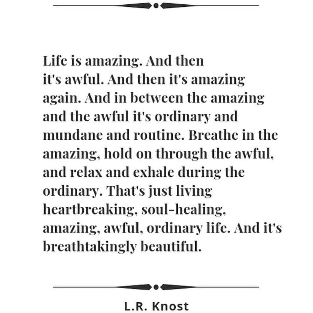Chiquinquira Delgadoさんのインスタグラム写真 - (Chiquinquira DelgadoInstagram)「La vida es maravillosa, y de repente es terrible, y luego es maravillosa de nuevo. Y en medio de lo maravilloso y lo terrible, es ordinaria, mundana y rutinaria. Respira durante lo maravilloso, aguanta la respiración en lo terrible y relájate durante lo ordinario y la rutina.  Eso es vivir, algunas veces con el corazón roto, otras veces felíz y de maravilla, otras sanándote, otras veces en medio de lo terrible e inesperado y también en épocas de paz. Y así, como es, es maravillosa. 📷 @reesewitherspoon」1月28日 2時49分 - chiqui_delgado