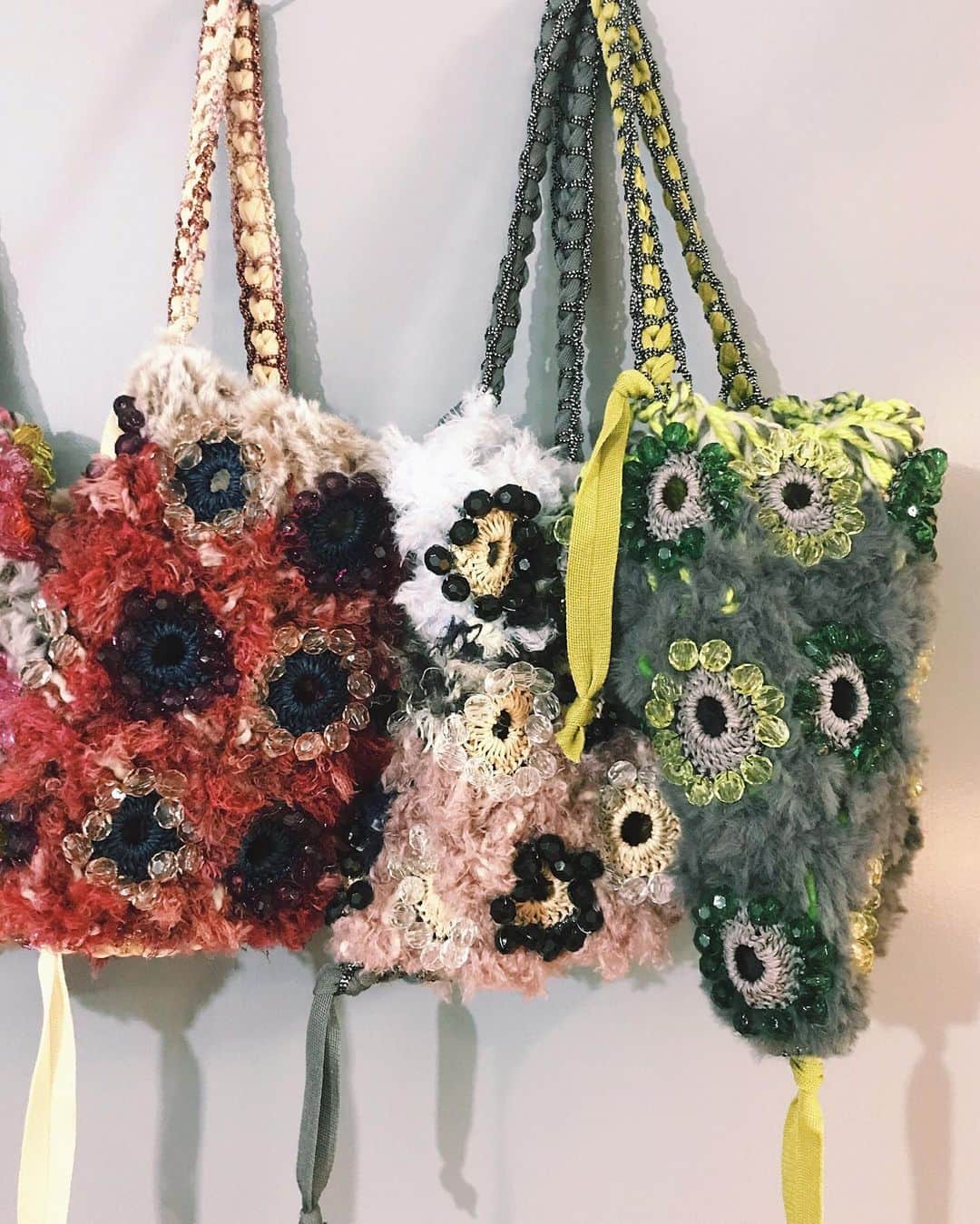 蓮沼千紘さんのインスタグラム写真 - (蓮沼千紘Instagram)「京都に送りました♡📦♡ . . Knitted beads bag. ふわふわでキラキラたち。 よろしくお願いします。  #aneddy #knit#handwork#knitwork」1月28日 3時04分 - knitchihiro
