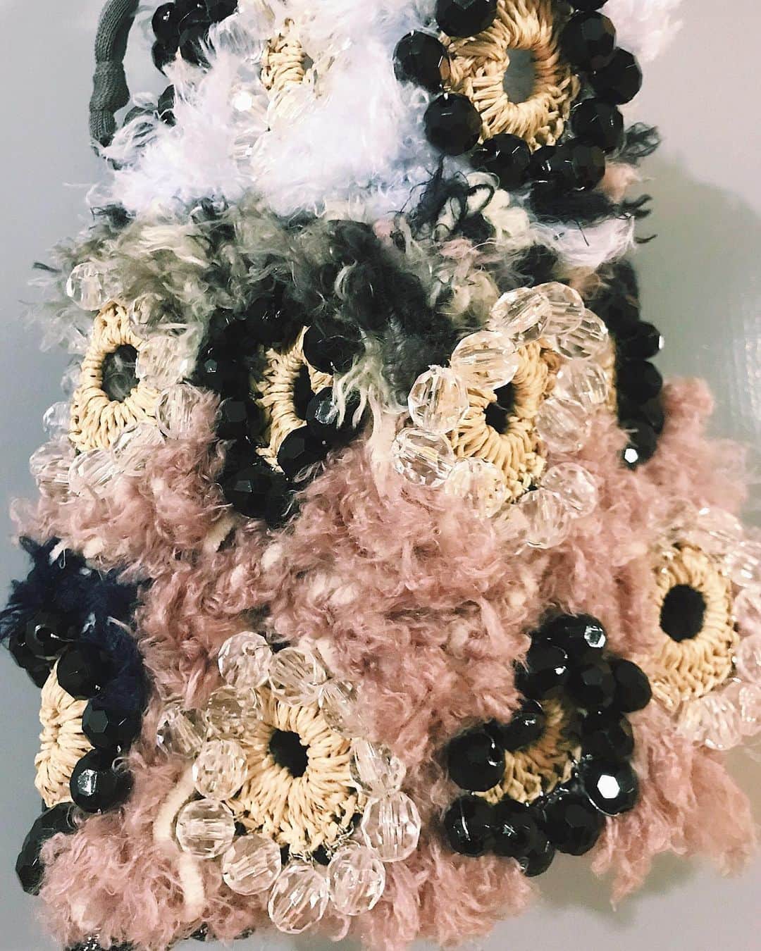 蓮沼千紘さんのインスタグラム写真 - (蓮沼千紘Instagram)「京都に送りました♡📦♡ . . Knitted beads bag. ふわふわでキラキラたち。 よろしくお願いします。  #aneddy #knit#handwork#knitwork」1月28日 3時04分 - knitchihiro