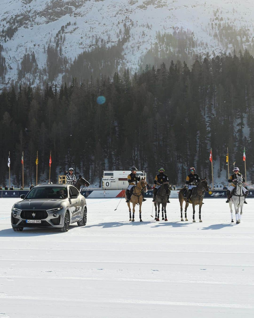 マセラティさんのインスタグラム写真 - (マセラティInstagram)「A touch of “Royale” elegance surrounded by the Engadin mountains. This weekend at the St. Moritz Snow Polo World Cup 2020 we premiered the #MaseratiLevante Royale Edition: a special series available for Levante, Ghibli and Quattroporte in Europe, the Middle East and Asia. #Maserati」1月28日 2時58分 - maserati