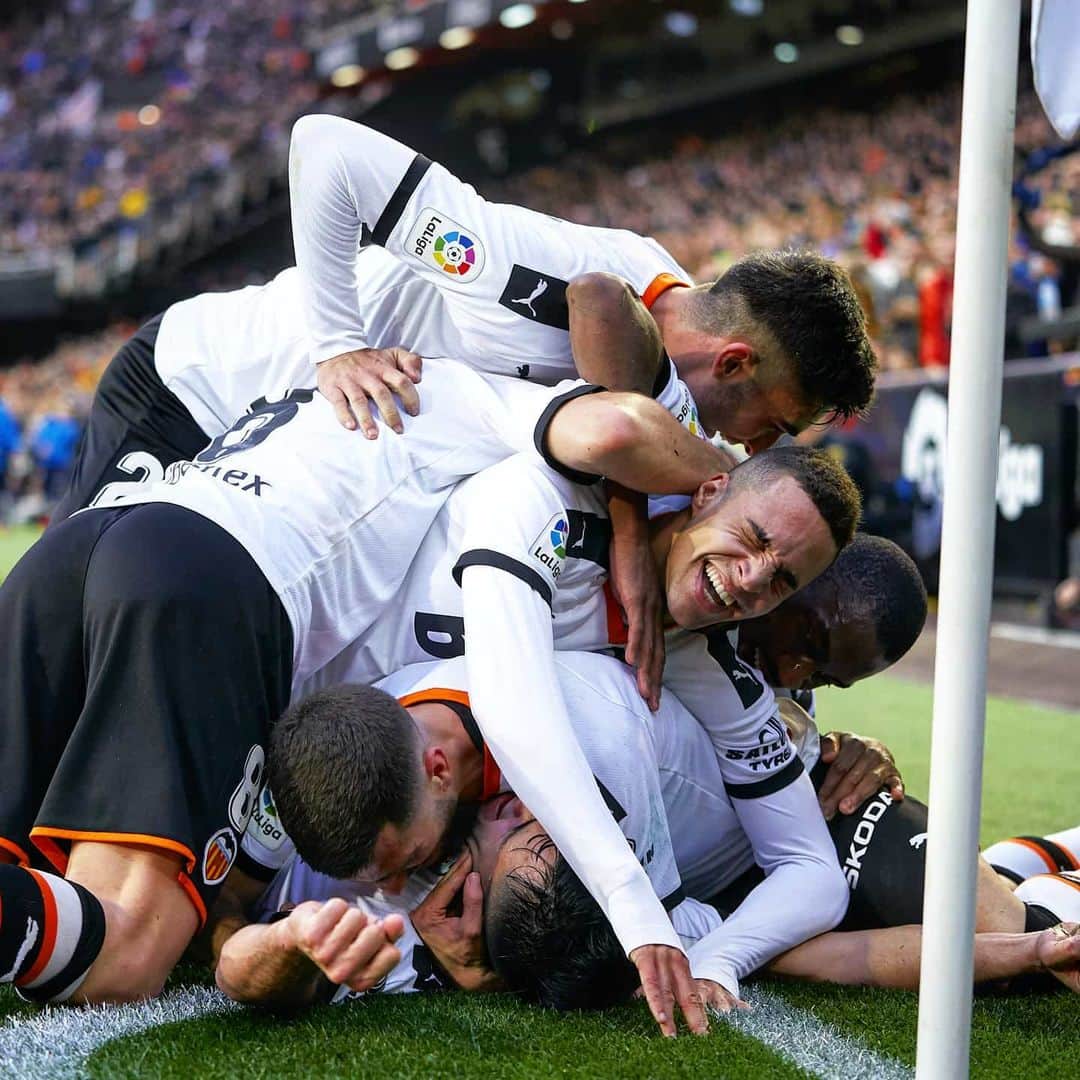 UEFAチャンピオンズリーグさんのインスタグラム写真 - (UEFAチャンピオンズリーグInstagram)「🦇💪 They beat Barcelona... Do you expect @valenciacf to eliminate @atalantabc and reach the quarter-finals? 🤔」1月28日 2時58分 - championsleague