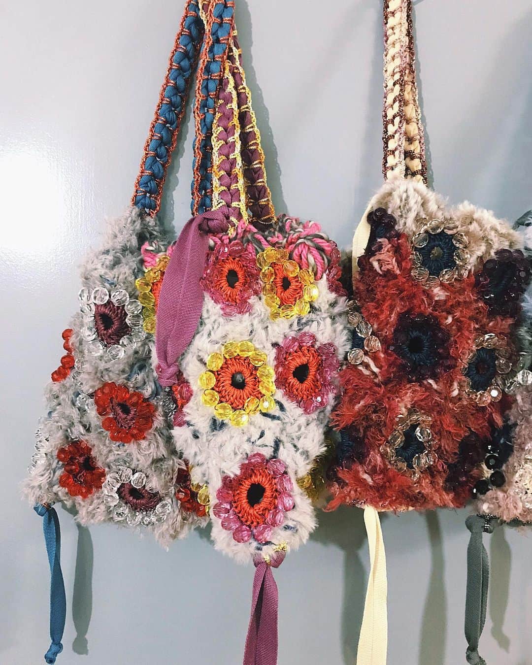 蓮沼千紘さんのインスタグラム写真 - (蓮沼千紘Instagram)「こちらも〜♡ .  京都に送りました♡📦♡ . . Knitted beads bag. ふわふわでキラキラたち。 よろしくお願いします。  #aneddy #knit#handwork#knitwork」1月28日 3時06分 - knitchihiro