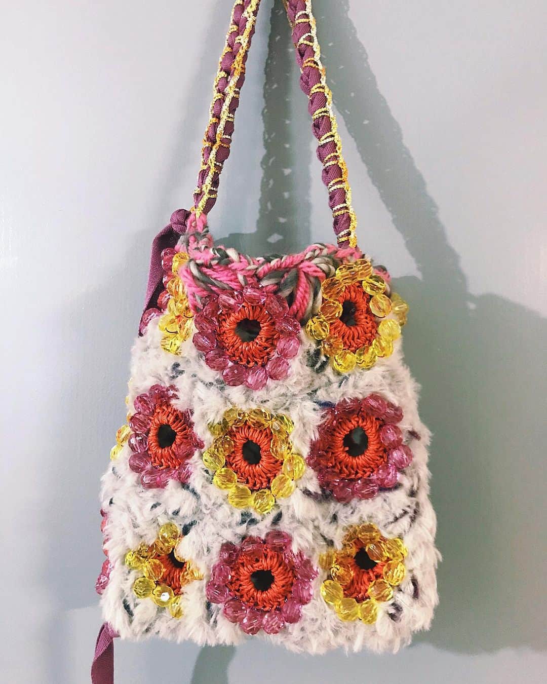 蓮沼千紘さんのインスタグラム写真 - (蓮沼千紘Instagram)「こちらも〜♡ .  京都に送りました♡📦♡ . . Knitted beads bag. ふわふわでキラキラたち。 よろしくお願いします。  #aneddy #knit#handwork#knitwork」1月28日 3時06分 - knitchihiro