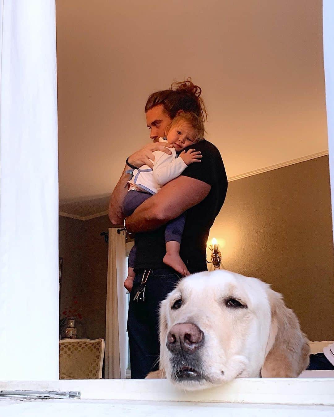 モデル、ブロック・オハーンのインスタグラム：「Hold on to the ones you love.」