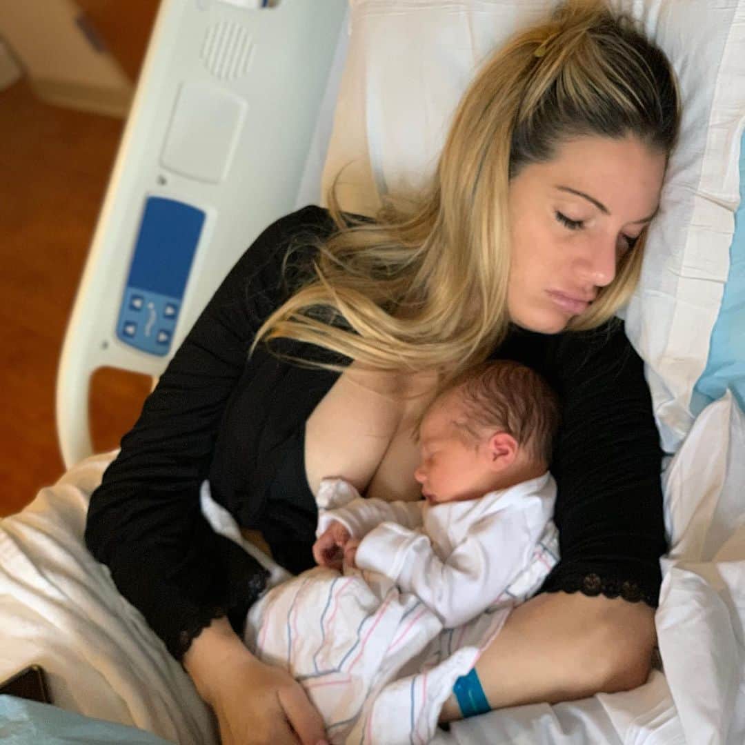 ティーガン・プレスリーのインスタグラム：「Daddy caught us sleeping. Snuggle time before we head home. #recovery  #teaganpresley #pregnancy #babygirl #laboranddelivery #laboroflove #postbirth #babylove」
