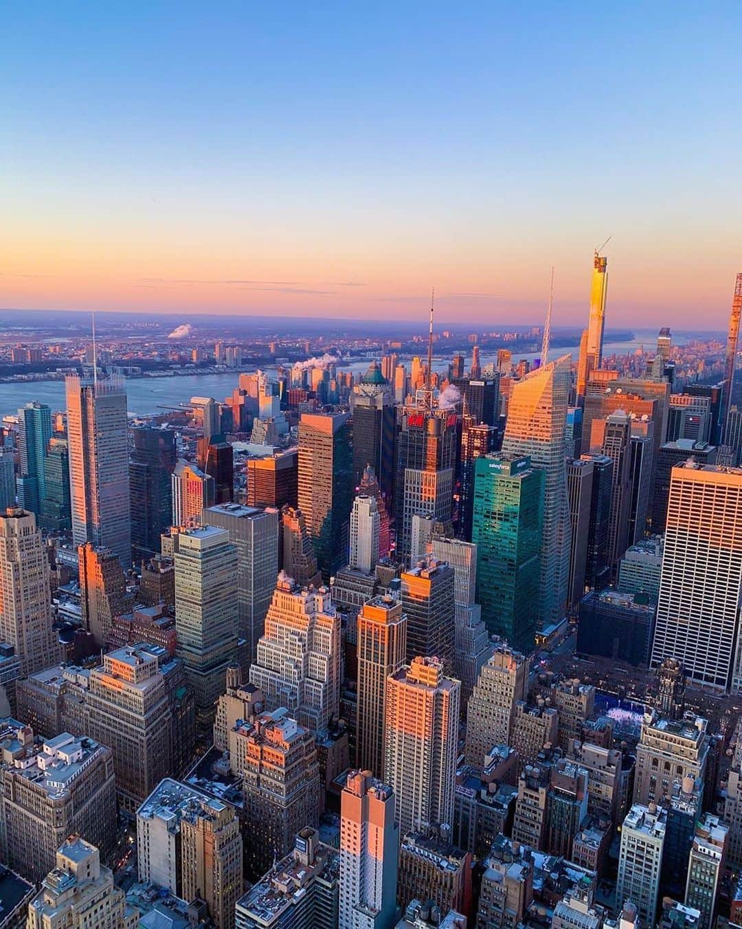 Empire State Buildingさんのインスタグラム写真 - (Empire State BuildingInstagram)「“…you could stay there for as long as you wanted, with heaters on [top] to keep the chill off you.” - Geoheth99 via @TripAdvisor (Dec 2019) ⠀⠀⠀⠀⠀⠀⠀⠀⠀ 📷: @fil.filo #EmpireStateBuilding」1月28日 3時23分 - empirestatebldg
