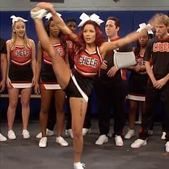 Halseyのインスタグラム：「Will I be on mat? Tune in to find out. (The answer is probably not with my heel stretch form looking like that) @nbcsnl @navarro_college_cheer」
