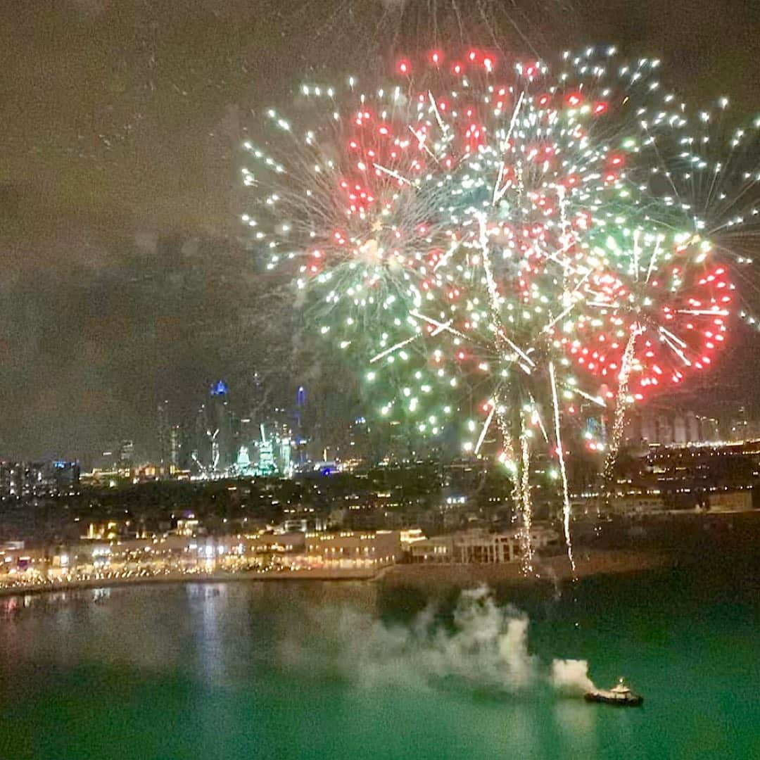 和多田藍さんのインスタグラム写真 - (和多田藍Instagram)「今夜も花火が🧜🏻‍♀️💖﻿ ﻿ #UAE#Dubai#迪拜#春节#ドバイ#ドバイ旅行#旅行#旅游#trip#middleeast#中东#AtlantisThePalm#アトランティスザパーム#dolphin#ドルフィン#海豚#花火#烟花#fireworks」1月28日 4時06分 - ai_watada