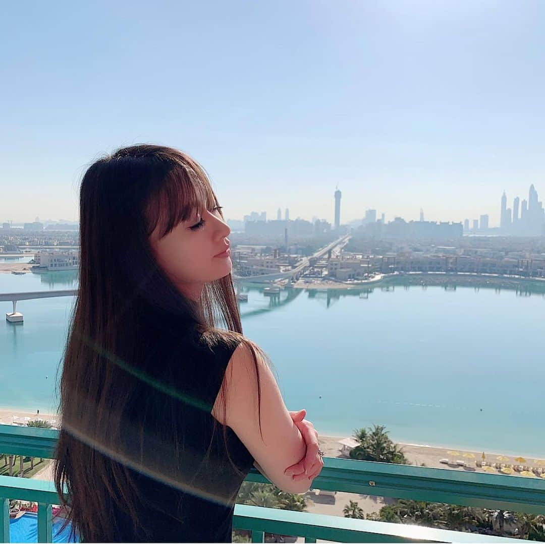 和多田藍のインスタグラム：「今夜も花火が🧜🏻‍♀️💖﻿ ﻿ #UAE#Dubai#迪拜#春节#ドバイ#ドバイ旅行#旅行#旅游#trip#middleeast#中东#AtlantisThePalm#アトランティスザパーム#dolphin#ドルフィン#海豚#花火#烟花#fireworks」