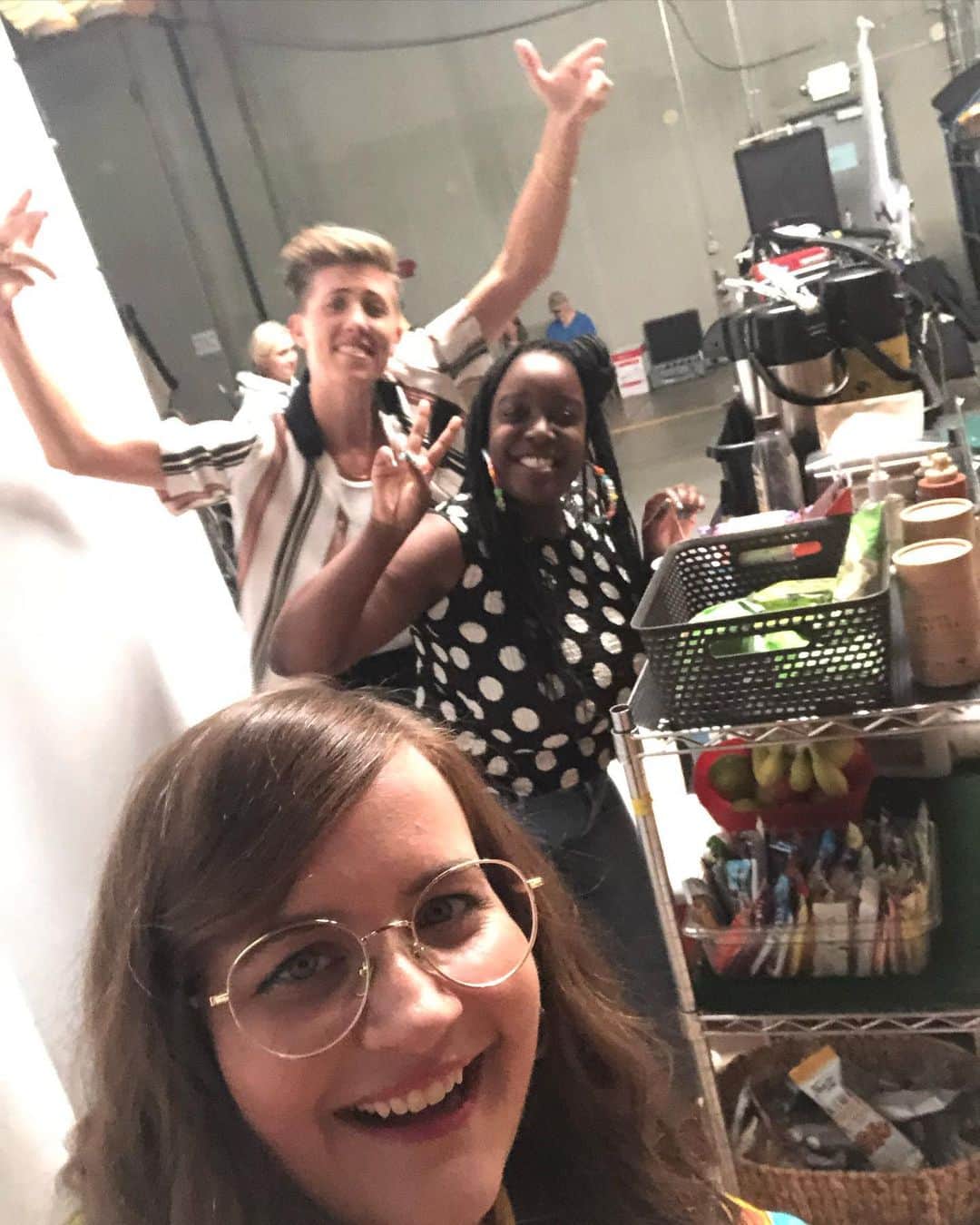 エイディー・ブライアントさんのインスタグラム写真 - (エイディー・ブライアントInstagram)「have you watched @shrillhulu episode 206?  here are some gorgeous #BTS shots. Including our powerhouse director @nlyonne and star friend @smoochandmakeup applying leg makeup while I do a last pass on episode 208. How about @vanessabayer !! Queen @sudigreen !!!」1月28日 4時07分 - aidybryant