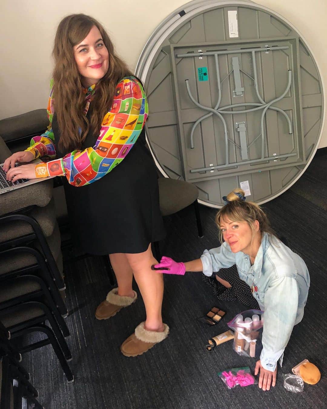 エイディー・ブライアントのインスタグラム：「have you watched @shrillhulu episode 206?  here are some gorgeous #BTS shots. Including our powerhouse director @nlyonne and star friend @smoochandmakeup applying leg makeup while I do a last pass on episode 208. How about @vanessabayer !! Queen @sudigreen !!!」