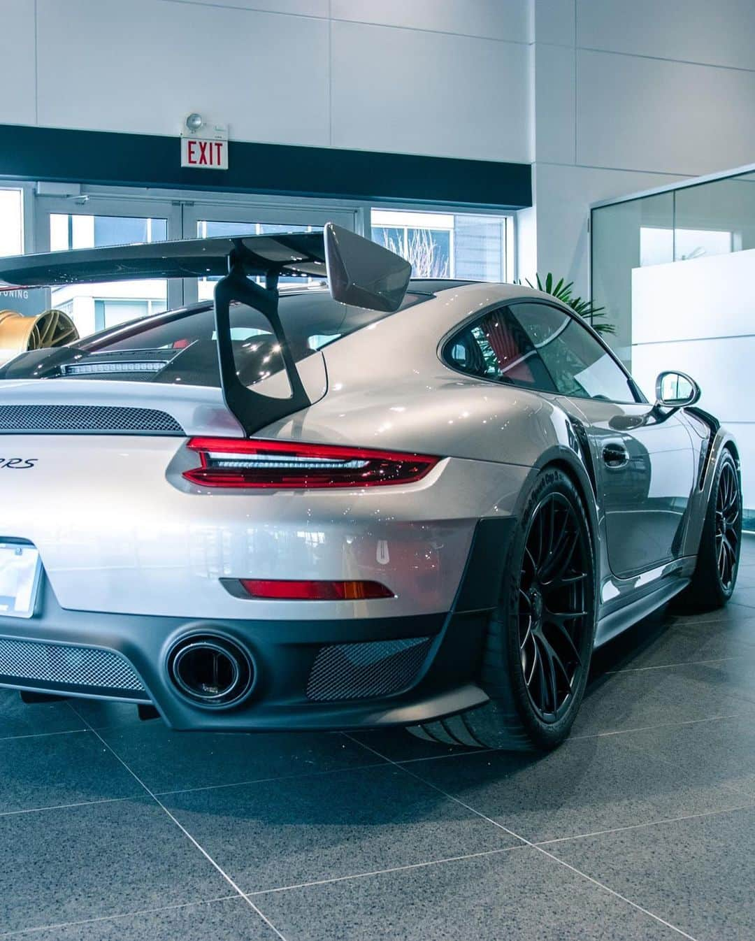 CarsWithoutLimitsさんのインスタグラム写真 - (CarsWithoutLimitsInstagram)「One of my fave Porsche; The 911 .2 GT2 RS W/ Weissach package  Photo @maxparkesphoto  Dealership @pfaffreserve  #carswithoutlimits #gt2rs」1月28日 9時39分 - carswithoutlimits