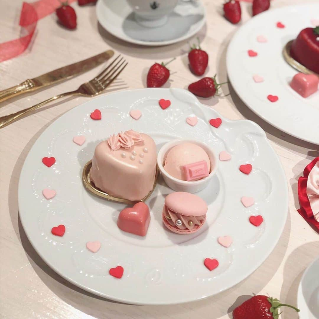 キューポットさんのインスタグラム写真 - (キューポットInstagram)「Go to dream time🦄💕💕💕 Very Berry popular limited menu "Red / Pink Strawberry Plate" will catch your heart😘 ================== ＜Q-pot. SHOP LIST＞ - Flagship store & cafe  @ Harajuku/Omotesando - Takashimaya @ Shinjuku - Solamachi @ Tokyo Skytree st. - Takashimaya @ Osaka - Lucua @ Osaka - INTERNATIONAL ONLINE  @ Shipping to overseas✈️ Always welcome you♡ ================== #qpot #qpotcafe #cafehopping #tokyocafe #tokyo #travelblogger #valentine #valentine2020」1月28日 9時44分 - press_qpot_international