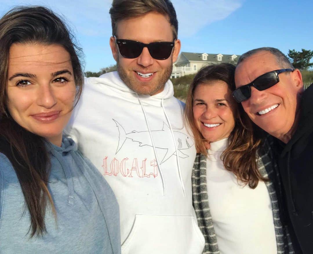 リア・ミシェルのインスタグラム：「Remembering to cherish every moment.. holding my family extra tight today ❤️」