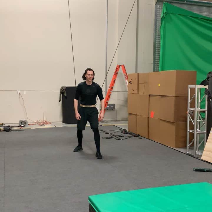 トム・ヒドルストンのインスタグラム：「Prep is going really well. #Loki」