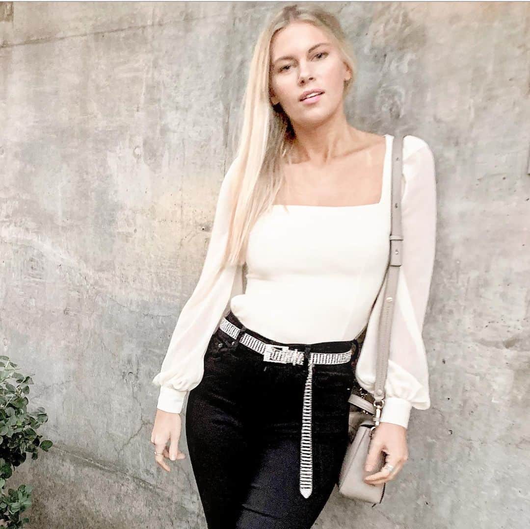 Chrissy Blairのインスタグラム：「Wall chillin’ in @revolve #revolve」