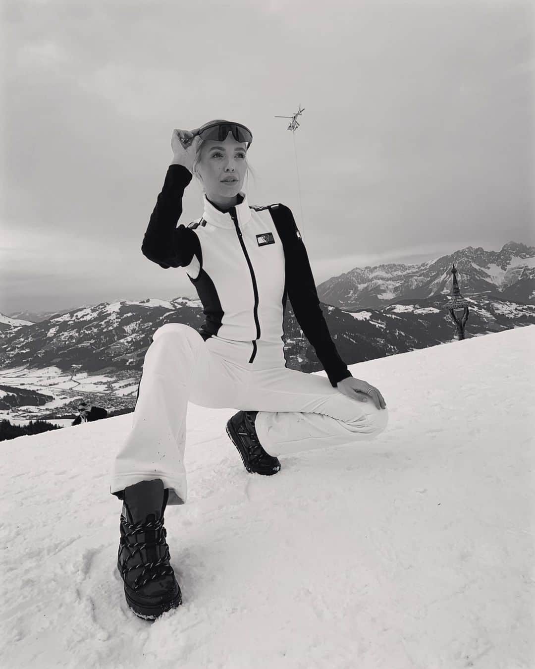 レオニー・ハンネさんのインスタグラム写真 - (レオニー・ハンネInstagram)「Snow days with @tommyhilfiger. What’s your favorite look? ❄️ Anzeige/Ad #TommyHilfiger #Hahnenkamm」1月28日 4時28分 - leoniehanne