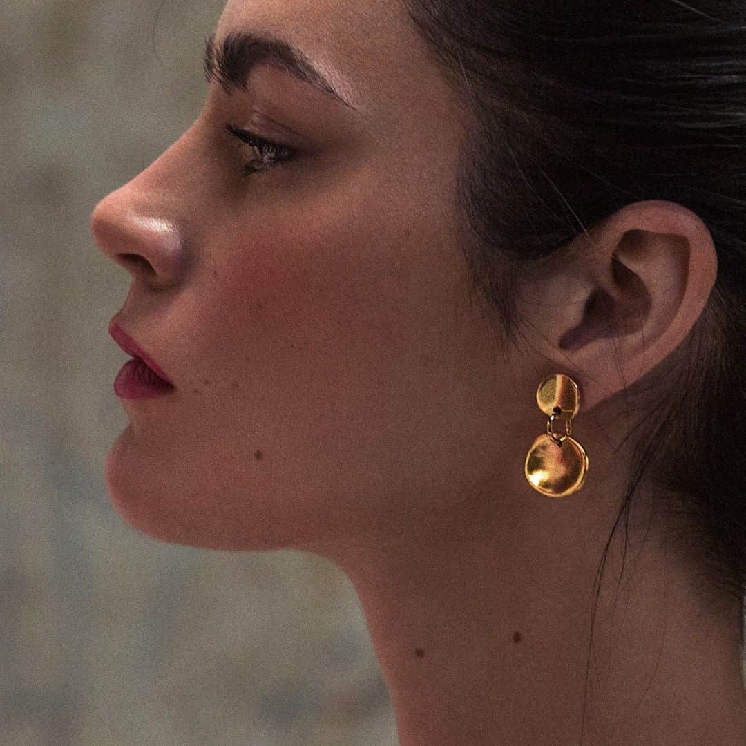 ウノデシンクエンタさんのインスタグラム写真 - (ウノデシンクエンタInstagram)「Our "Scales" earrings: a classic and elegant jewel🌟. #UNOde50 #Icons #Jewels  Nuestros pendientes "Escamas": una joya clásica, femenina y elegante🌟. #UNOde50 #Iconos #Joyas」1月28日 4時30分 - unode50