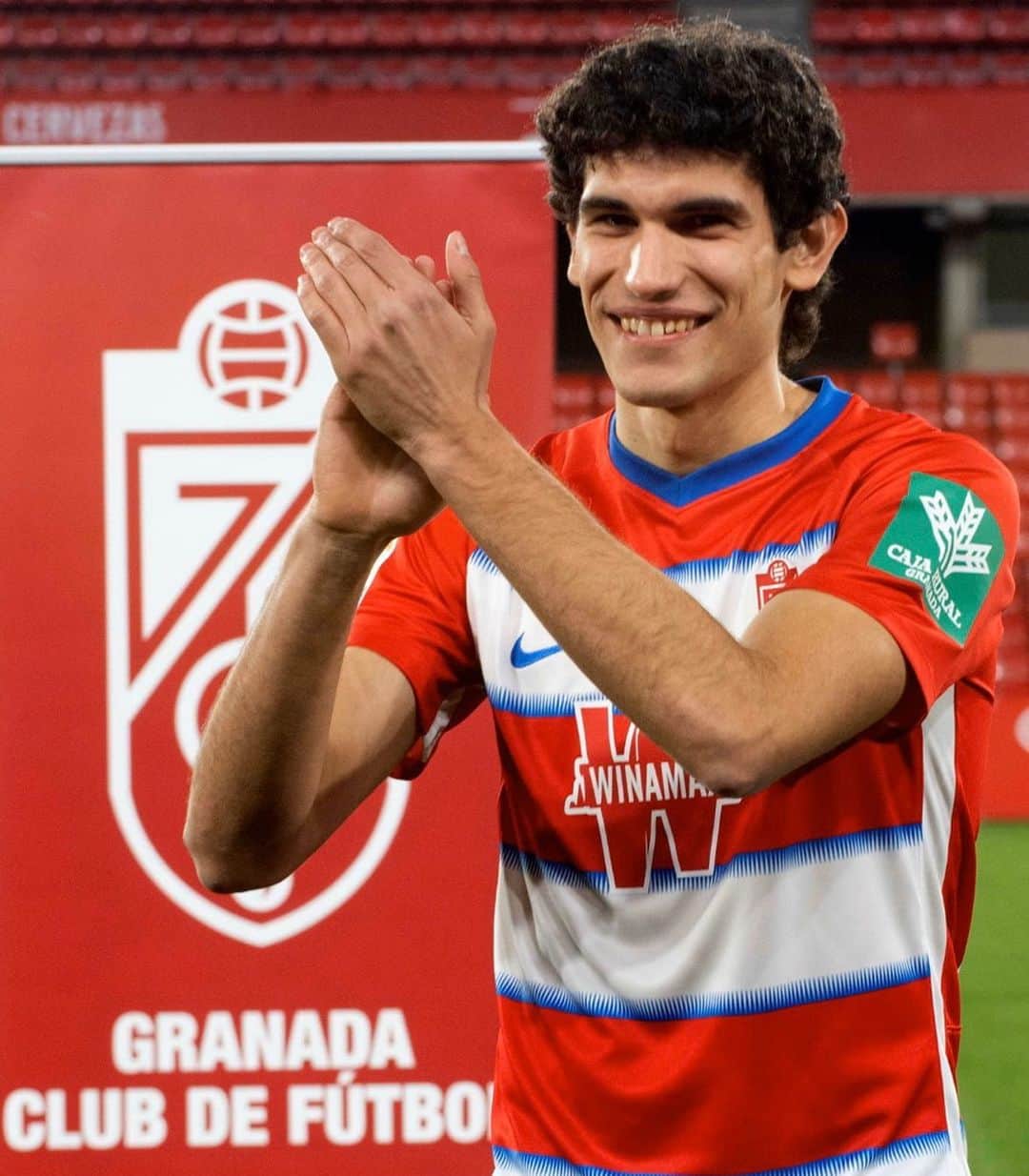 LFPさんのインスタグラム写真 - (LFPInstagram)「New number 2️⃣0️⃣ at @granadacf! ✨ • ¡@jesusvallejo1997 ya ha sido presentado como jugador del #Granada! ❤️ • #LaLiga #LaLigaSantander #Vallejo #Football」1月28日 4時39分 - laliga